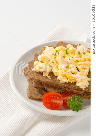 fitness bread with scrambled eggs 30109032