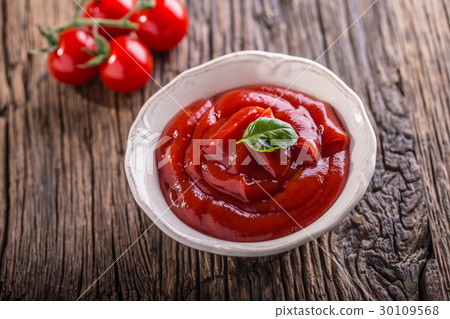 圖庫照片: ketchup or tomato sauce in white bowl on oak table