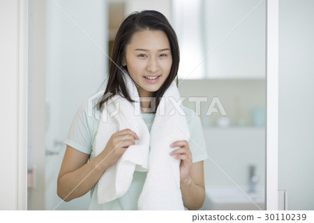 A young woman bath rising 30110239