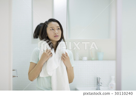 一個年輕女子浴上升 30110240