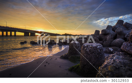 台南四草大橋海邊夕陽景色 30112933