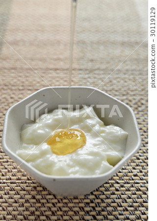 純酸奶和蜂蜜 純酸奶和蜂蜜 30119129