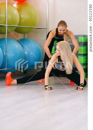 圖庫照片: fitness girl stretching yoga gym