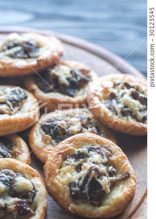 Tartelettes with shiitake mushrooms and cheese 30123545