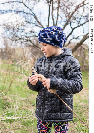 Child pulls out the reed 30129971