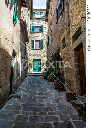 Alley in the downtown of Cortona, in tuscany 30130751