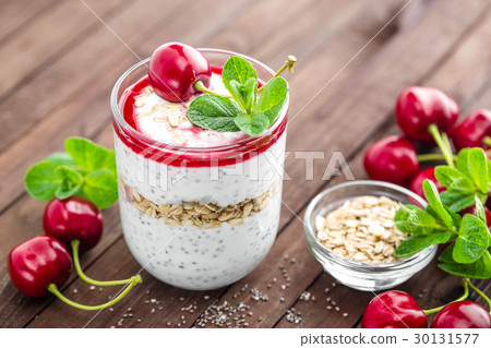 圖庫照片: fresh cherry yogurt with oats and chia seeds