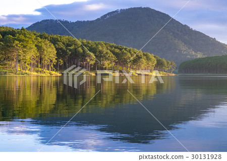 Sunshine on a lake in autumn 30131928