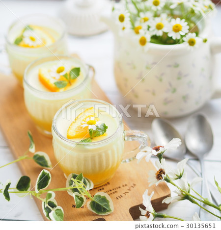 橙色慕斯和Marycalia 30135651