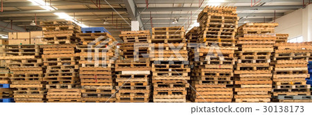 在物流倉庫裡堆的木板台 在物流倉庫裡堆的木板台 30138173