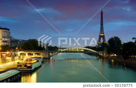 Cityscape of Paris 30139775