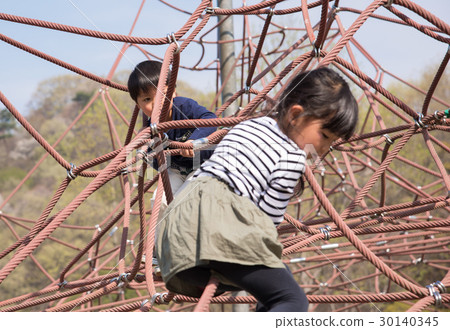 孩子們在公園裡玩 30140345