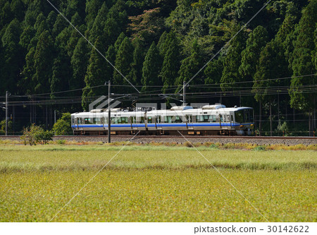 運行於北陸線的521系普通列車 30142622