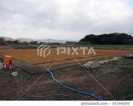 在Higashiro宮Higashi-in花園的挖掘現場的全景 30144895