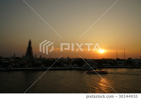 The temple of Akatsuki "Wat Arun in Bangkok" in Bangkok, Thailand 30144910