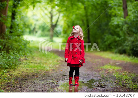 Little girl walking in the rain 30148707