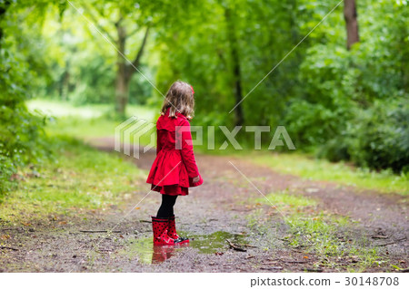 Little girl walking in the rain Little girl walking in the rain 30148708