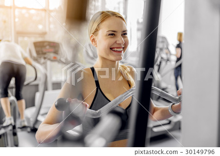Outgoing woman training with pulldown station 30149796