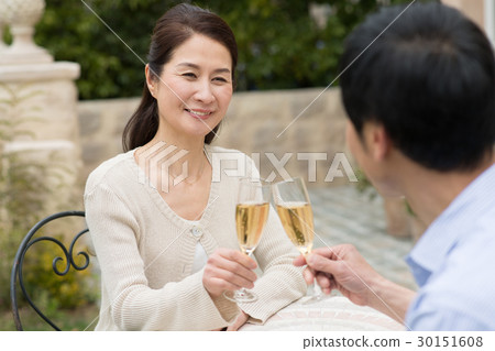 Middle couple lifestyle image 30151608