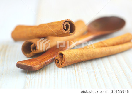 cinnamon sticks wooden spoon vintage background cinnamon sticks wooden spoon vintage background 30155956