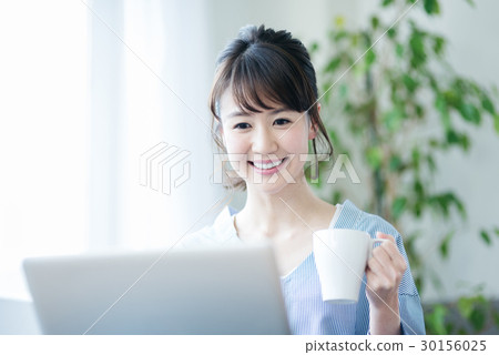 年輕女子的筆記本 30156025