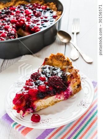 Open round cake with berries 30156571