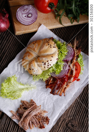 Pulled pork burger with coleslaw 30156800