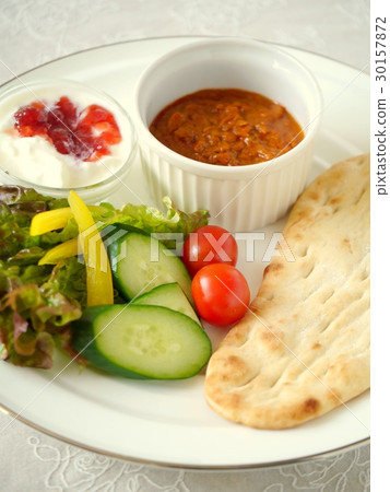Keema curry and Nan lunch plate 30157872