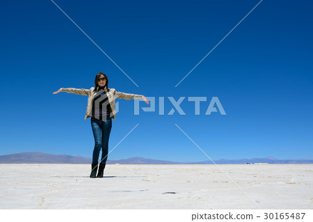 Woman show the  Salinas Grandes 30165487