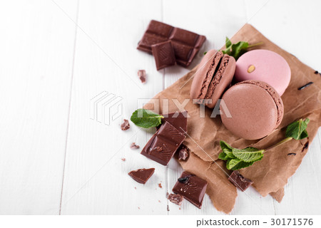 Macaroons with chocolate 30171576
