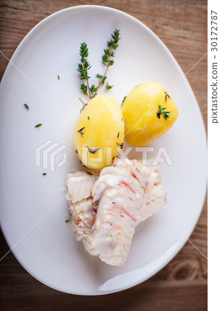 Steamed fish and potato 30172787