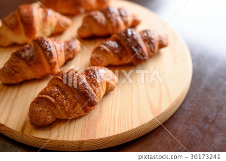 Croissants lined up 30173241