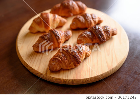 Croissants lined up 30173242