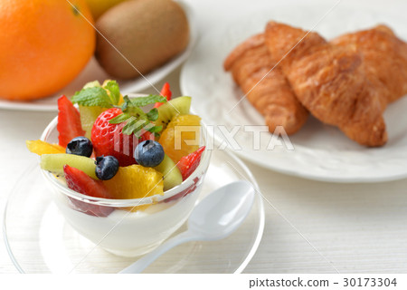 Fruit yogurt and croissant Fruit yogurt and croissant 30173304