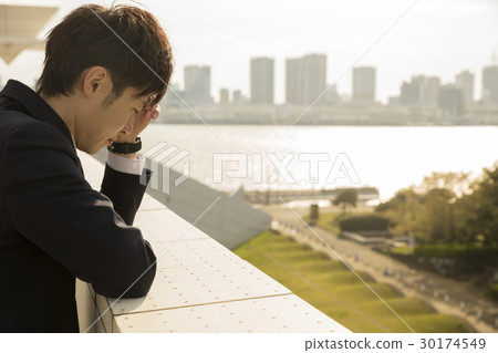 Businessman who thinks outdoors in the evening 30174549