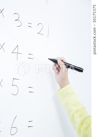 女孩在白板上寫小學生小學班身體部位零件切 30175375