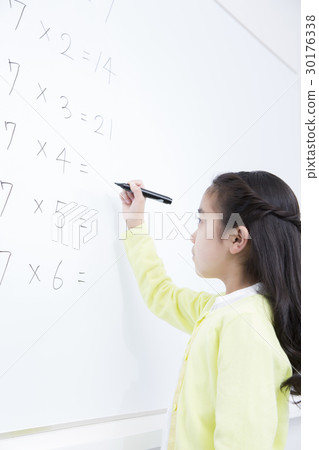 寫在白板的女孩小學補習班學校基本的類 寫在白板的女孩小學補習班學校基本的類 30176338