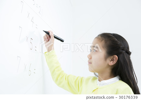 寫在白板的女孩小學補習班學校基本的類 寫在白板的女孩小學補習班學校基本的類 30176339
