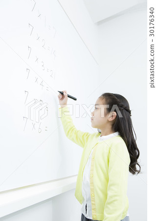 Girls writing on the white board Elementary school cram school elementary class Girls writing on the white board Elementary school cram school elementary class 30176340