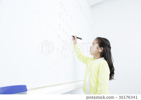 寫在白板的女孩小學補習班學校基本的類 寫在白板的女孩小學補習班學校基本的類 30176341