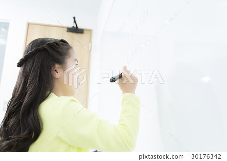 Girls writing on the white board Elementary school cram school elementary class Girls writing on the white board Elementary school cram school elementary class 30176342