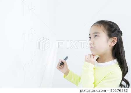 寫在白板的女孩小學補習班學校基本的類 30176382