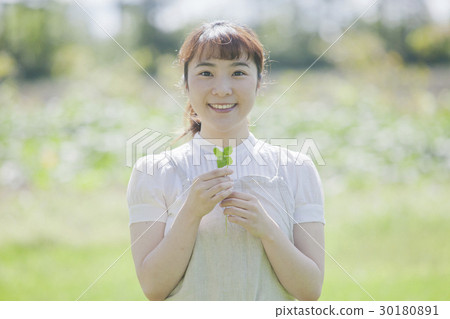 有四片葉子三葉草的一名婦女 30180891