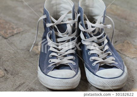 破舊的高筒運動鞋、骯髒的運動鞋 30182622