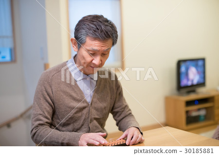 銀髮族 算盤 男人 30185881