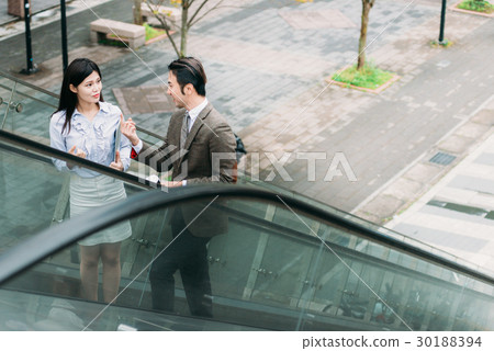亞洲 男 女 商務 人士 上班族 手扶梯 商談 業務 30188394