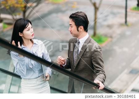 亞洲 男 女 商務 人士 上班族 手扶梯 商談 業務 亞洲 男 女 商務 人士 上班族 手扶梯 商談 業務 30188401