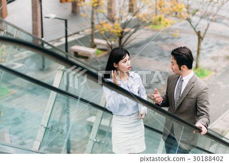 亞洲 男 女 商務 人士 上班族 手扶梯 商談 業務 30188402