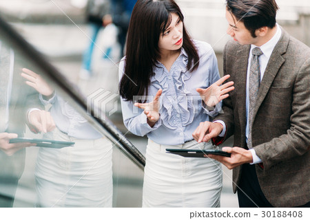 亞洲 男 女 商務 人士 上班族 手扶梯 商談 業務 30188408