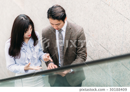 亞洲 男 女 商務 人士 上班族 手扶梯 商談 業務 30188409